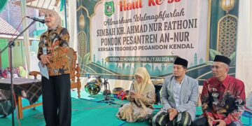 Hadiri Haul KH Ahmad Nur Fathoni, Bupati Kendal Harap Ponpes An-Nur Terus Cetak Santri Agamis 10 Bupati Kendal, Dyah Kartika Permanasari, memberi sambutan dalam Pengajian Umum Haul ke-55 KH. Ahmad Nur Fathoni di Ponpes An-Nur di Dusun Kersan, Desa Tegorejo, Kecamatan Pegandon, Kabupaten Kendal, Selasa, 7 Juli 2026. (Elza Nur Fauziah/Lingkarjateng.id)