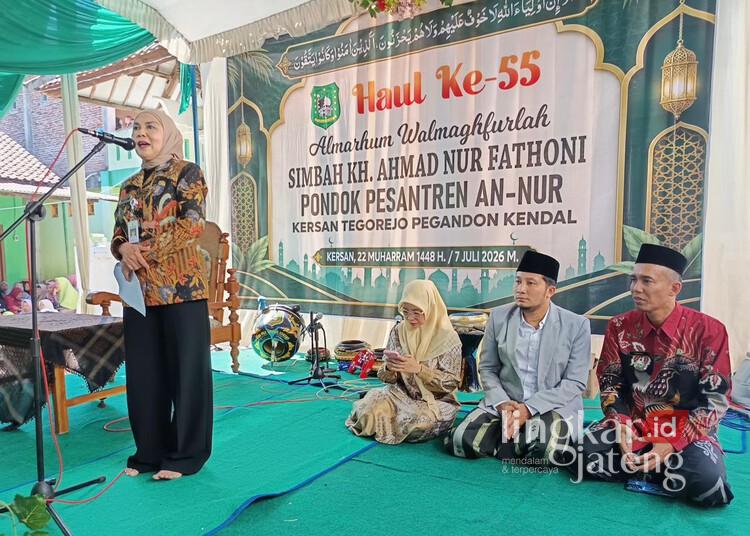 Bupati Kendal, Dyah Kartika Permanasari, memberi sambutan dalam Pengajian Umum Haul ke-55 KH. Ahmad Nur Fathoni di Ponpes An-Nur di Dusun Kersan, Desa Tegorejo, Kecamatan Pegandon, Kabupaten Kendal, Selasa, 7 Juli 2026. (Elza Nur Fauziah/Lingkarjateng.id)