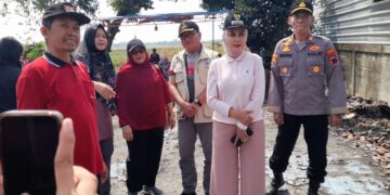 Musim Kemarau, Bupati Kendal Imbau Warga Waspada Potensi Kebakaran 10 Bupati Kendal, Dyah Kartika Permanasari, meninjau rumah yang ludes terbakar di Desa Kadilangu, Kecamatan Kangkung, Jumat, 3 Juli 2026. (Anik Kustiani/Lingkarjateng.id)