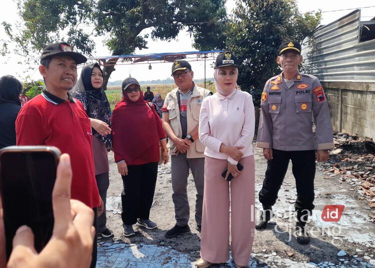 Musim Kemarau, Bupati Kendal Imbau Warga Waspada Potensi Kebakaran 25 Bupati Kendal, Dyah Kartika Permanasari, meninjau rumah yang ludes terbakar di Desa Kadilangu, Kecamatan Kangkung, Jumat, 3 Juli 2026. (Anik Kustiani/Lingkarjateng.id)
