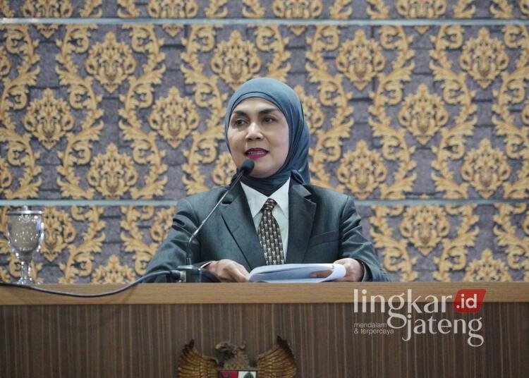 Bupati Tika Paparkan Capaian dan Prestasi Kabupaten Kendal di Paripurna Istimewa Hari Jadi 25 Bupati Kendal, Dyah Kartika Permanasari, memaparkan capaian daerah dalam Rapat Paripurna Istimewa DPRD dalam Rangka Memperingati Hari Jadi ke-421 Kabupaten Kendal, Senin, 27 Juli 2026. (Anik Kustiani/Lingkarjateng.id)