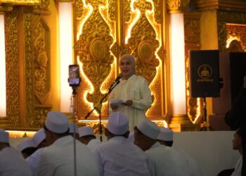Hadiri Majelis Dzikir Al-Hikmah, Bupati Tika Minta Doa Kelancaran Peringatan HUT ke-421 Kendal 25 Bupati Kendal, Dyah Kartika Permanasari, memberi sambutan dalam acara Majelis Dzikir Maulid Rasulullah SAW yang digelar Jamaah Al-Hikmah di Alun-alun Kendal, Sabtu malam, 11 Juli 2026. (Anik Kustiani/Lingkarjateng.id)