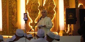 Bupati Kendal, Dyah Kartika Permanasari, memberi sambutan dalam acara Majelis Dzikir Maulid Rasulullah SAW yang digelar Jamaah Al-Hikmah di Alun-alun Kendal, Sabtu malam, 11 Juli 2026. (Anik Kustiani/Lingkarjateng.id)