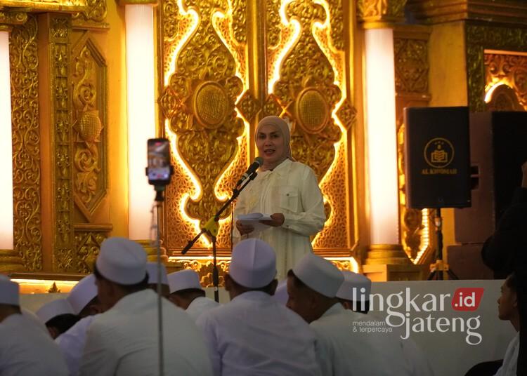 Hadiri Majelis Dzikir Al-Hikmah, Bupati Tika Minta Doa Kelancaran Peringatan HUT ke-421 Kendal 25 Bupati Kendal, Dyah Kartika Permanasari, memberi sambutan dalam acara Majelis Dzikir Maulid Rasulullah SAW yang digelar Jamaah Al-Hikmah di Alun-alun Kendal, Sabtu malam, 11 Juli 2026. (Anik Kustiani/Lingkarjateng.id)