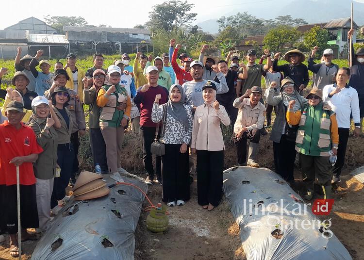 Respons Keluhan Petani, Bupati Kendal Turun Langsung Pimpin Gerdal Hama Tikus di Tabet 25 Bupati Kendal, Dyah Kartika Permanasari, turun langsung memimpin gerakan pengendalian hama tikus di Desa Tabet, Kecamatan Limbangan, Sabtu, 11 Juli 2026. (Anik Kustiani/Lingkarjateng.id)