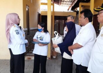 Bupati Kendal, Dyah Kartika Permanasari, menyerahkan bantuan kepada penyandang disabilitas di Desa Weleri, Kecamatan Weleri pada Rabu, 22 Juli 2026. (Anik Kustiani/Lingkarjateng.id)
