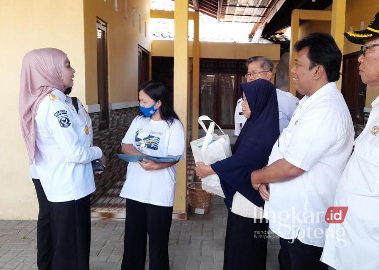Bupati Kendal, Dyah Kartika Permanasari, menyerahkan bantuan kepada penyandang disabilitas di Desa Weleri, Kecamatan Weleri pada Rabu, 22 Juli 2026. (Anik Kustiani/Lingkarjateng.id)