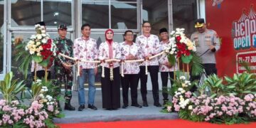 Dibuka Bupati Tika, Kendal Open Fair 2026 Hadirkan Bazar UMKM hingga Bursa Kerja 10 Bupati Kendal, Dyah Kartika Permanasari, membuka Kendal Open Fair secara simbolis di Stadion Utama Kebondalem, Selasa, 21 Juli 2026. (Unggul Priambodo/Lingkarjatenh.id)