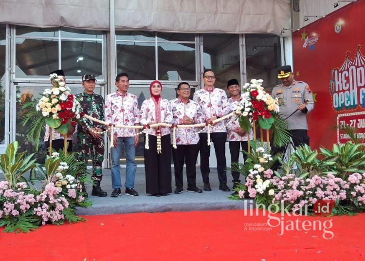 Dibuka Bupati Tika, Kendal Open Fair 2026 Hadirkan Bazar UMKM hingga Bursa Kerja 25 Bupati Kendal, Dyah Kartika Permanasari, membuka Kendal Open Fair secara simbolis di Stadion Utama Kebondalem, Selasa, 21 Juli 2026. (Unggul Priambodo/Lingkarjatenh.id)