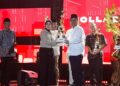 Bupati Kendal, Dyah Kartika Permanasari, menyerahkan piala kepada pemenang lomba stand saat penutupan Kendal Open Fair 2026 di Stadion Utama Kebondalem, Senin malam, 27 Juli 2026. (Anik Kustiani/Lingkarjateng.id)