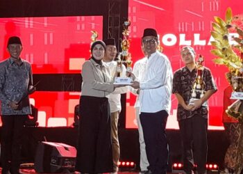 Bupati Kendal, Dyah Kartika Permanasari, menyerahkan piala kepada pemenang lomba stand saat penutupan Kendal Open Fair 2026 di Stadion Utama Kebondalem, Senin malam, 27 Juli 2026. (Anik Kustiani/Lingkarjateng.id)