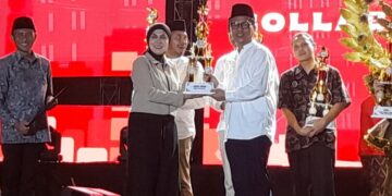 Bupati Kendal, Dyah Kartika Permanasari, menyerahkan piala kepada pemenang lomba stand saat penutupan Kendal Open Fair 2026 di Stadion Utama Kebondalem, Senin malam, 27 Juli 2026. (Anik Kustiani/Lingkarjateng.id)