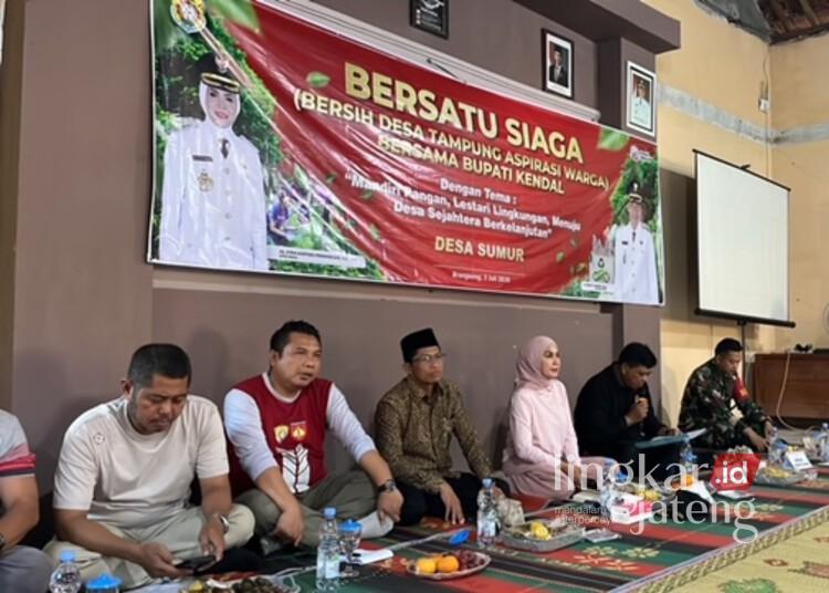 Bupati Kendal, Dyah Kartika Permanasari, menghadiri program Bersatu Siaga di Balai Desa Sumur, Kecamatan Brangsong, Jumat, 3 Juli 2026. (Elza Nur Fauziah/Lingkarjateng.id)