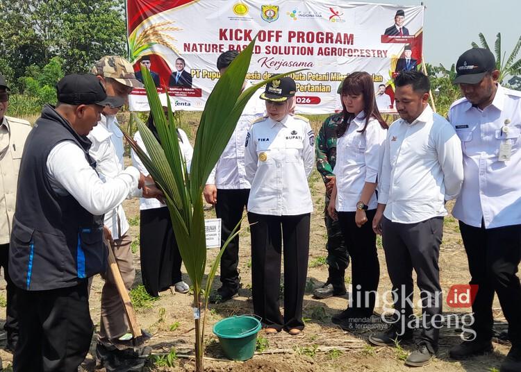 Bupati Kendal, Dyah Kartika Permanasari, menghadiri peluncuran program Nature Based Solutions Agroforestry di kawasan Perhutanan Sosial Desa Wonosari, Kecamatan Pegandon, Kabupaten Kendal, Rabu, 29 Juli 2026. (Anik Kustiani/Lingkarjateng.id)
