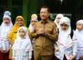 Inisiasi GAMAS, Bupati Kudus Ajak Para Ayah Antar Anak di Hari Pertama Sekolah 31 Bupati Kudus, Sam'ani Intakoris, mengantarkan anaknya ke SDIT Al Islam Kudus, Senin, 13 Juli 2026. (Nisa Hafizhotus S./Lingkarjateng.id)