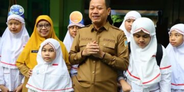 Inisiasi GAMAS, Bupati Kudus Ajak Para Ayah Antar Anak di Hari Pertama Sekolah 10 Bupati Kudus, Sam'ani Intakoris, mengantarkan anaknya ke SDIT Al Islam Kudus, Senin, 13 Juli 2026. (Nisa Hafizhotus S./Lingkarjateng.id)