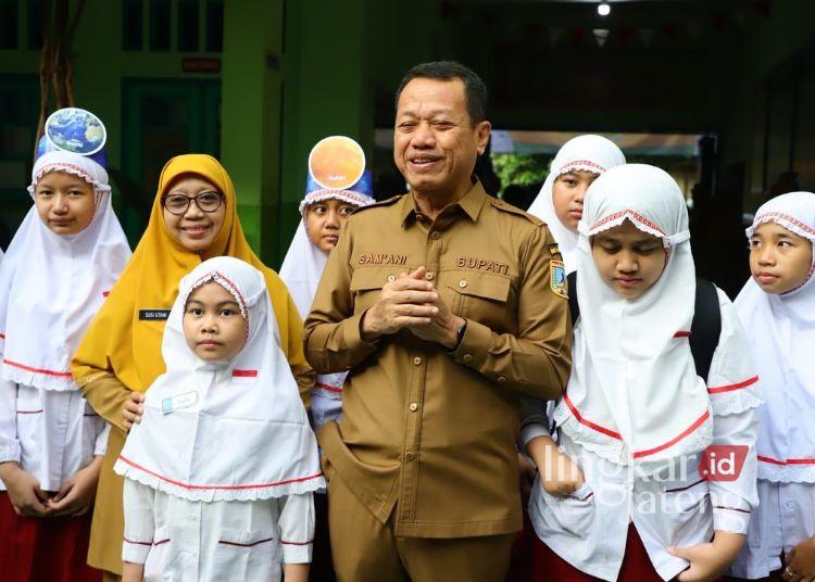 Bupati Kudus, Sam'ani Intakoris, mengantarkan anaknya ke SDIT Al Islam Kudus, Senin, 13 Juli 2026. (Nisa Hafizhotus S./Lingkarjateng.id)