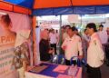 Bupati Rembang, Harno, meninjau salah satu stand Rembang Job Fair 2026 yang digelar di Halaman Dinperinaker Rembang, Rabu, 22 Juli 2026. (Vicky Rio/Lingkarjateng.id)