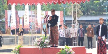 Bupati Rembang, Harno, saat memimpin upacara peringatan Hari Jadi ke-285 Kabupaten Rembang di Alun-alun Rembang, Senin, 27 Juli 2026. (Vicky Rio/Lingkarjateng.id)