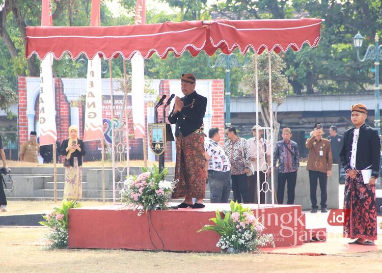 Hari Jadi ke-285, Bupati Harno Ajak Perkuat Kolaborasi Wujudkan Rembang Sejahtera 25 Bupati Rembang, Harno, saat memimpin upacara peringatan Hari Jadi ke-285 Kabupaten Rembang di Alun-alun Rembang, Senin, 27 Juli 2026. (Vicky Rio/Lingkarjateng.id)