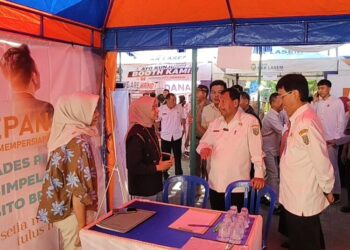 Bupati Rembang, Harno, meninjau salah satu stand Rembang Job Fair 2026 yang digelar di Halaman Dinperinaker Rembang, Rabu, 22 Juli 2026. (Vicky Rio/Lingkarjateng.id)