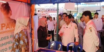 Bupati Rembang, Harno, meninjau salah satu stand Rembang Job Fair 2026 yang digelar di Halaman Dinperinaker Rembang, Rabu, 22 Juli 2026. (Vicky Rio/Lingkarjateng.id)