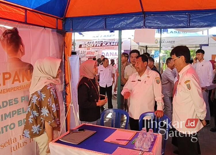 Bupati Rembang, Harno, meninjau salah satu stand Rembang Job Fair 2026 yang digelar di Halaman Dinperinaker Rembang, Rabu, 22 Juli 2026. (Vicky Rio/Lingkarjateng.id)