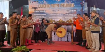 Bupati Semarang Ngesti Nugraha meluncurkan tiga proyek perubahan di Balai Desa Kemetul, Kecamatan Susukan, Kabupaten Semarang, Selasa, 28 Juli 2026. (Hesty Imaniar/Lingkarjateng.id)