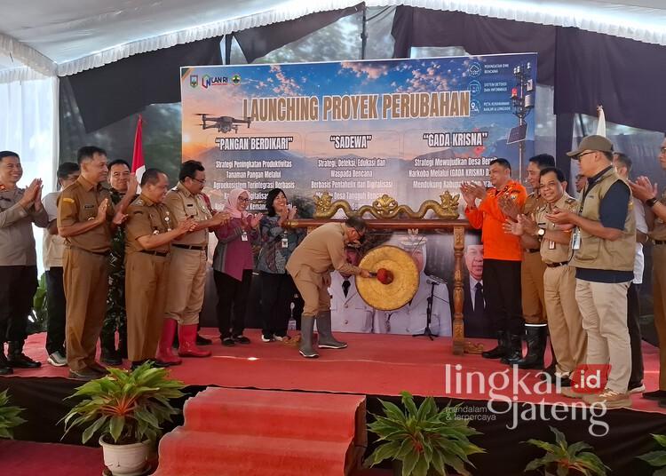 Bupati Semarang Ngesti Nugraha meluncurkan tiga proyek perubahan di Balai Desa Kemetul, Kecamatan Susukan, Kabupaten Semarang, Selasa, 28 Juli 2026. (Hesty Imaniar/Lingkarjateng.id)