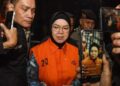 Bupati Sukoharjo Etik Suryani (kedua kiri) mengenakan rompi tahanan usai menjalani pemeriksaan di Gedung Merah Putih KPK, Jakarta, Sabtu, 11 Juli 2026. (Antara/Lingkarjateng.id)
