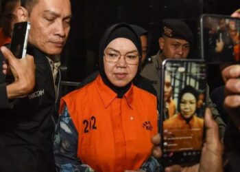 Bupati Sukoharjo Etik Suryani (kedua kiri) mengenakan rompi tahanan usai menjalani pemeriksaan di Gedung Merah Putih KPK, Jakarta, Sabtu, 11 Juli 2026. (Antara/Lingkarjateng.id)