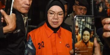Bupati Sukoharjo Etik Suryani (kedua kiri) mengenakan rompi tahanan usai menjalani pemeriksaan di Gedung Merah Putih KPK, Jakarta, Sabtu, 11 Juli 2026. (Antara/Lingkarjateng.id)