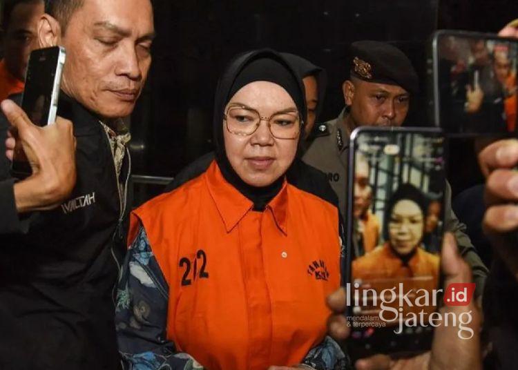 Bupati Sukoharjo Ditetapkan Jadi Tersangka Kasus Pemerasan Perangkat Daerah 25 Bupati Sukoharjo Etik Suryani (kedua kiri) mengenakan rompi tahanan usai menjalani pemeriksaan di Gedung Merah Putih KPK, Jakarta, Sabtu, 11 Juli 2026. (Antara/Lingkarjateng.id)