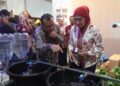 DKP Kendal Kenalkan Budidaya Lele Sistem RAS di Kendal Open Fair 2026 31 Kepala DKP Kendal, Hudi Sambodo, memaparkan budidaya ikan sistem RAS kepada Bupati Kendal, Dyah Kartika Permanasari, dalam gelaran KOF di Stadion Utama Kebondalem, Selasa, 21 Juli 2026. (Anik Kustiani/Lingkarjateng.id)