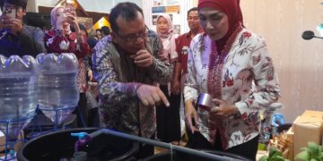 DKP Kendal Kenalkan Budidaya Lele Sistem RAS di Kendal Open Fair 2026 10 Kepala DKP Kendal, Hudi Sambodo, memaparkan budidaya ikan sistem RAS kepada Bupati Kendal, Dyah Kartika Permanasari, dalam gelaran KOF di Stadion Utama Kebondalem, Selasa, 21 Juli 2026. (Anik Kustiani/Lingkarjateng.id)