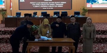 Bupati Demak, Eisti'anah, menandatangani pengesahan empat Perda di hadapan pimpinan DPRD Demak dalam rapat paripurna di gedung dewan setempat, Selasa, 28 Juli 2026. (M. Burhanuddin Aslam/Lingkarjateng.id)
