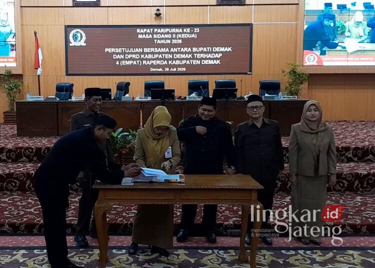 Bupati Demak, Eisti'anah, menandatangani pengesahan empat Perda di hadapan pimpinan DPRD Demak dalam rapat paripurna di gedung dewan setempat, Selasa, 28 Juli 2026. (M. Burhanuddin Aslam/Lingkarjateng.id)