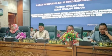 Wakil Ketua DPRD Kabupaten Grobogan, Supardi (dua dari kiri), mengikuti rapat paripurna baru-baru ini. (Ahmad Abror/Lingkarjateng.id)