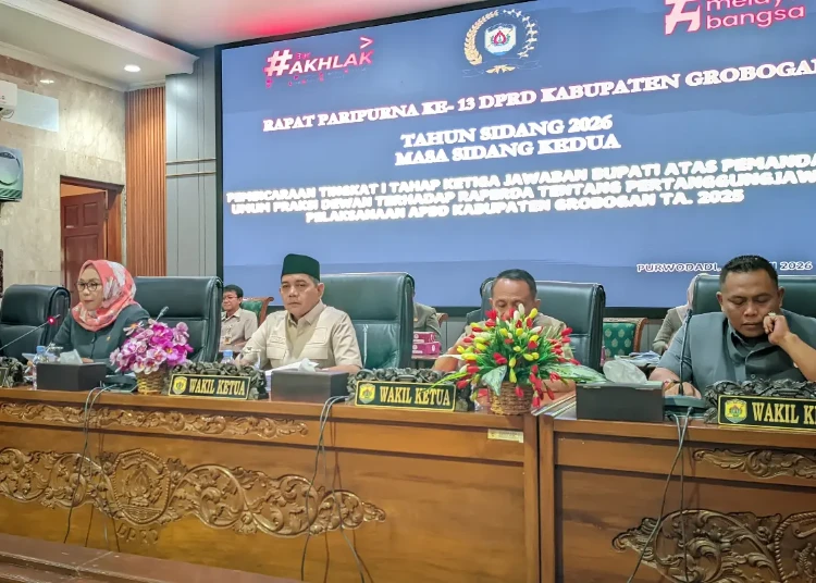 Wakil Ketua DPRD Kabupaten Grobogan, Supardi (dua dari kiri), mengikuti rapat paripurna baru-baru ini. (Ahmad Abror/Lingkarjateng.id)