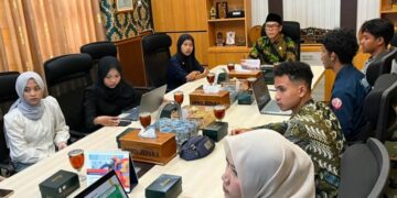 Ketua DPRD Jepara, Agus Sutisna, menerima audiensi Keluarga Mahasiswa Jepara Semarang (KMJS) di ruang kerjanya terkait Program Desa Mitra pada Kamis, 30 Juli 2026. (dok for Lingkarjateng.id)