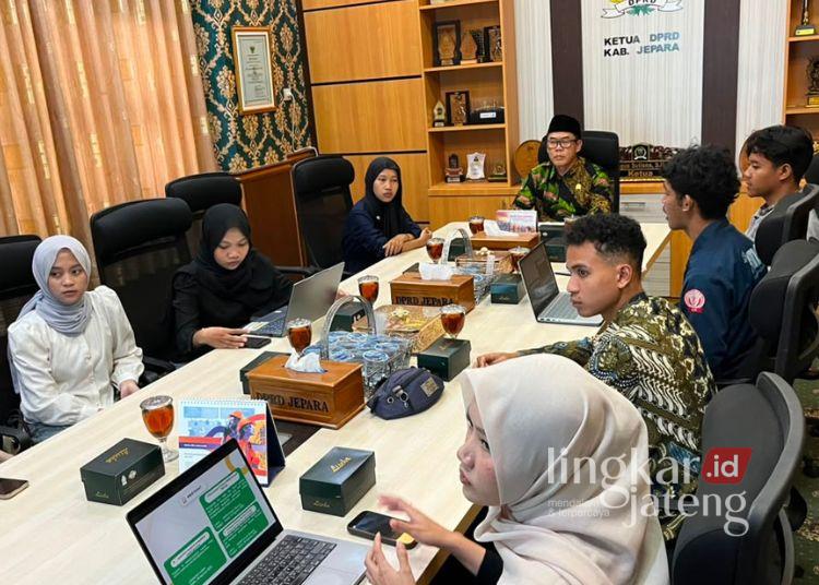 Ketua DPRD Jepara, Agus Sutisna, menerima audiensi Keluarga Mahasiswa Jepara Semarang (KMJS) di ruang kerjanya terkait Program Desa Mitra pada Kamis, 30 Juli 2026. (dok for Lingkarjateng.id)
