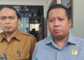 Ketua Komis D DPRD Pati, Teguh Bandang Waluyo (kanan), bersama Plt Direktur RSUD Soewondo Ahmad Husain memberikan keterangan kepada awak media pada Senin, 13 Juli 2026. (dok for Lingkarjateng.id)