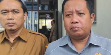 Ketua Komis D DPRD Pati, Teguh Bandang Waluyo (kanan), bersama Plt Direktur RSUD Soewondo Ahmad Husain memberikan keterangan kepada awak media pada Senin, 13 Juli 2026. (dok for Lingkarjateng.id)