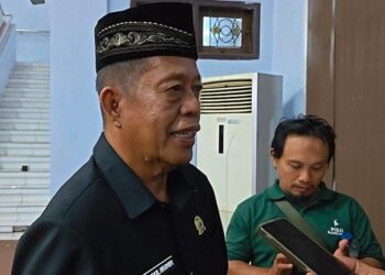 Ketua DPRD Kabupaten Pekalongan Abdul Munir memberikan keterangan kepada wartawan usai Rapat Paripurna DPRD, Jumat, 10 Juli 2026 malam. (Fahri Akbar/Lingkarjateng.id)