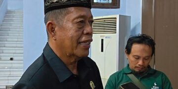 Ketua DPRD Kabupaten Pekalongan Abdul Munir memberikan keterangan kepada wartawan usai Rapat Paripurna DPRD, Jumat, 10 Juli 2026 malam. (Fahri Akbar/Lingkarjateng.id)