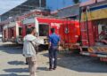 5 Armada Damkar Kota Semarang Dikandangkan Imbas Efisiensi Anggaran 33 Petugas Dinas Damkar Kota Semarang menunjukkan lima armada yang dikandangkan imbas efisiensi anggaran, Senin, 20 Juli 2026. (Syahril Muadz/Lingkarjateng.id)
