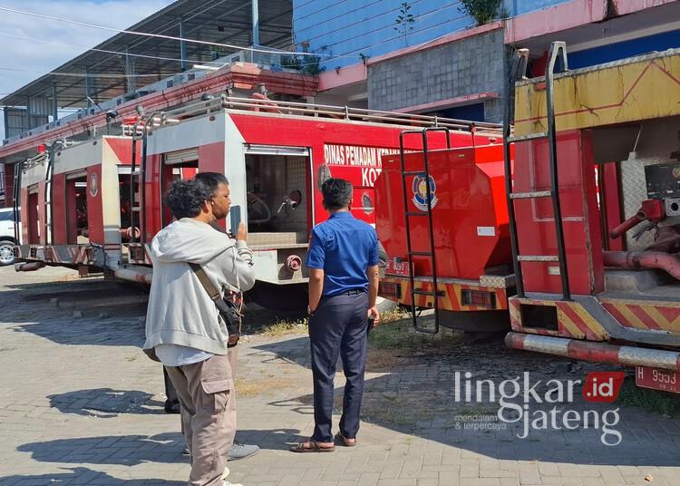 5 Armada Damkar Kota Semarang Dikandangkan Imbas Efisiensi Anggaran 25 Petugas Dinas Damkar Kota Semarang menunjukkan lima armada yang dikandangkan imbas efisiensi anggaran, Senin, 20 Juli 2026. (Syahril Muadz/Lingkarjateng.id)