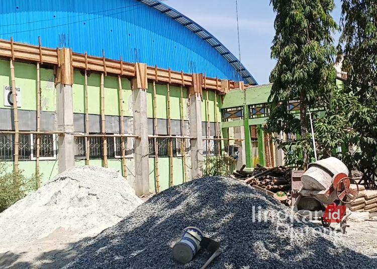 POTRET: Tampak material untuk perbaikan Sekolah Menengah Atas Negeri (SMAN) 1 Jepon, Kabupaten Blora. (Eko Wicaksono/Harianmuria.com)