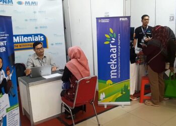Para pencari kerja mendatangi stand perusahaan dalam gelaran Demak Job Fair 2026 di Gedung IPHI Demak, Kamis, 30 Juli 2026. (M. Burhanuddin Aslam/Lingkarjateng.id)