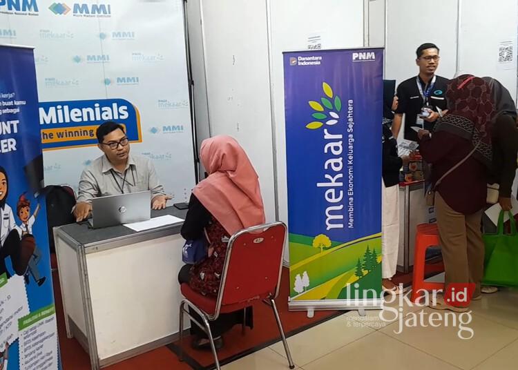 Demak Job Fair 2026 Dibuka, Sediakan 2.480 Lowongan Kerja 25 Para pencari kerja mendatangi stand perusahaan dalam gelaran Demak Job Fair 2026 di Gedung IPHI Demak, Kamis, 30 Juli 2026. (M. Burhanuddin Aslam/Lingkarjateng.id)